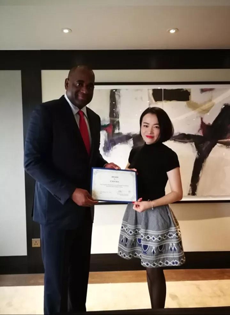 永銘國際項目總監Echo與圣盧西亞總理合影 投資移民